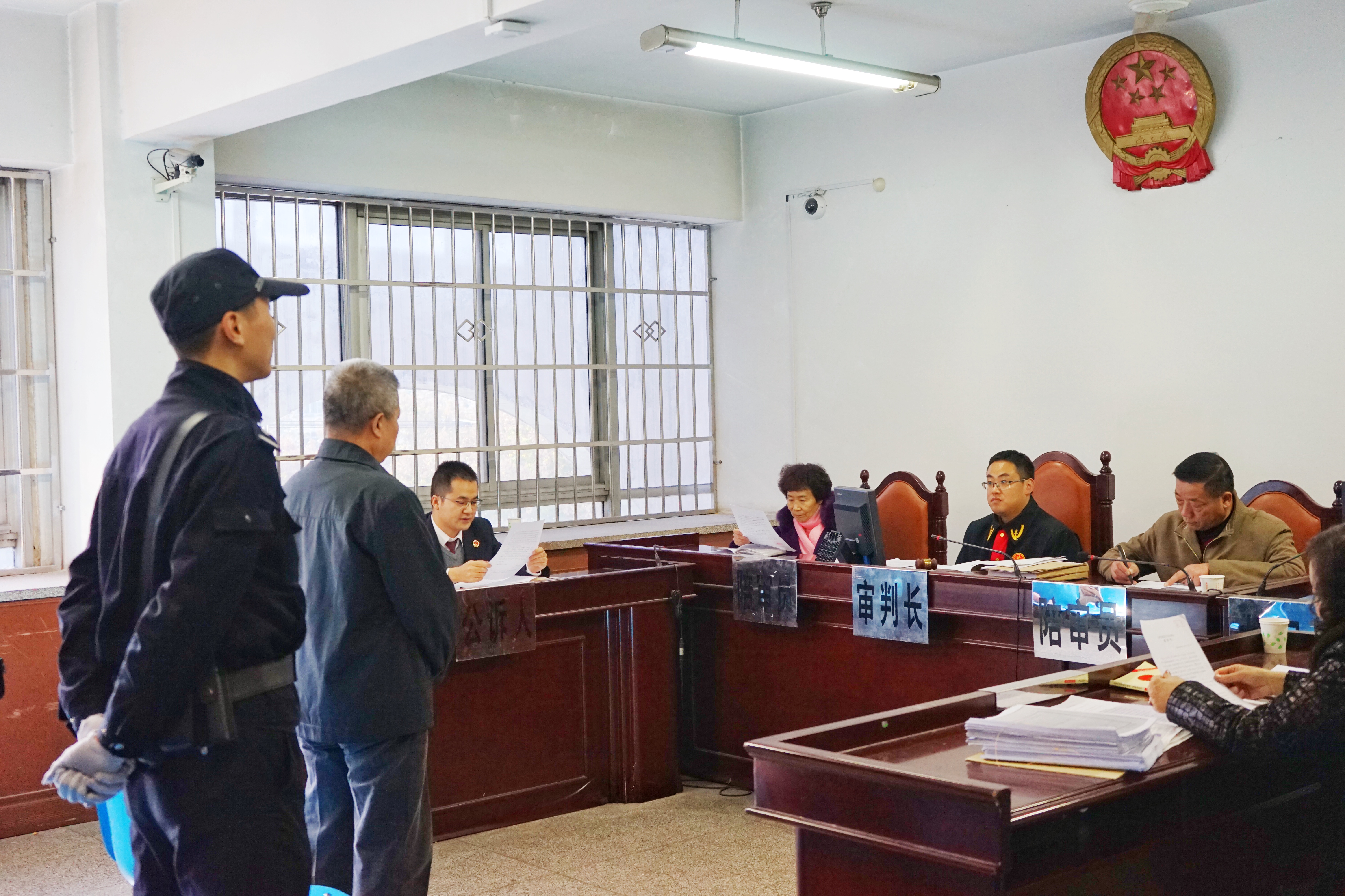 在河南省桐柏县庭审犯罪庭审照片开庭犯人见家属的图庭审高清图片