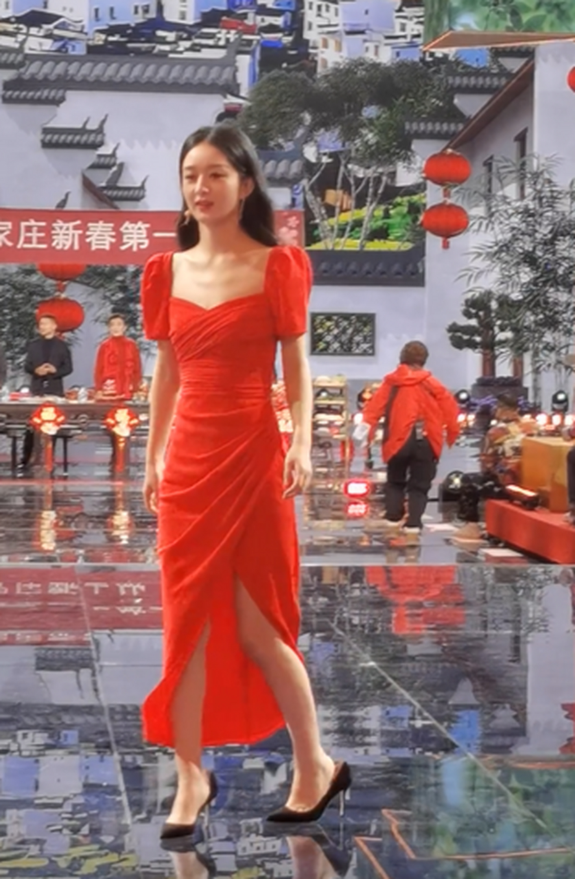 赵丽颖2023北京春晚彩排,一身红裙美丽大方,何幸福瞬间映入眼帘