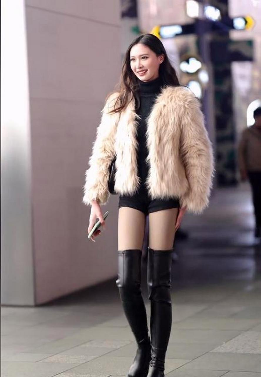 逆天大长腿搭配过膝长筒靴,完美的展示了什么叫肤白貌美大长腿