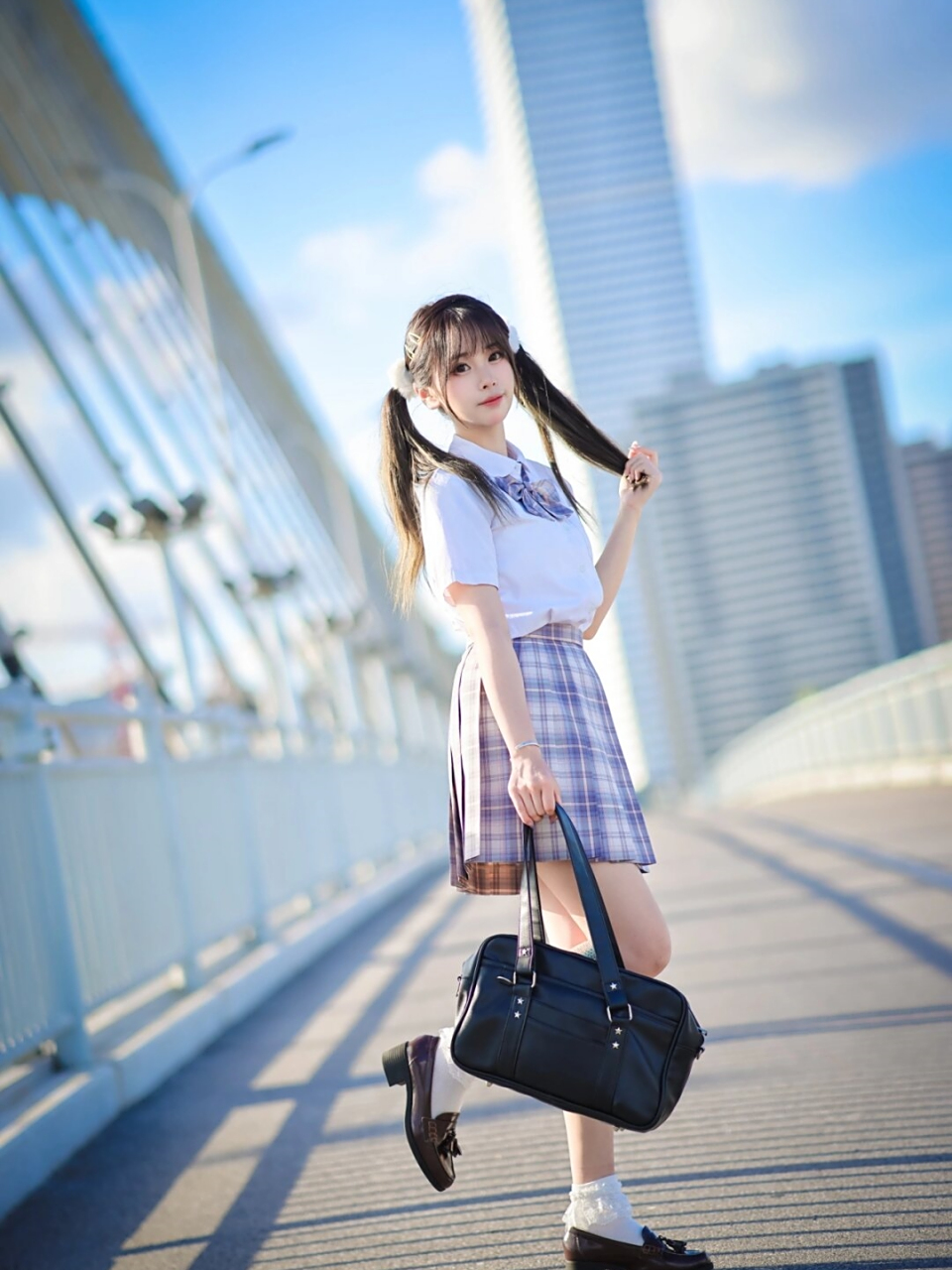 在蓝天白云的映衬下,jk和元气少女们显得格外和谐,让人仿佛置身于一个