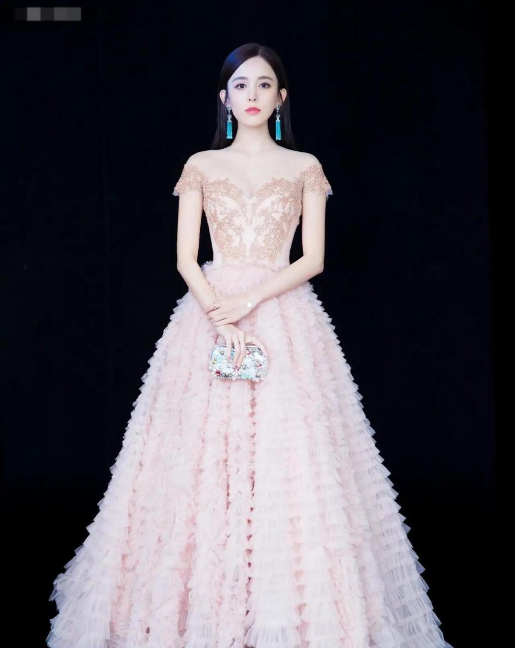 古力娜扎走红毯仙气飘飘,每一套礼服都尽显优雅,不愧是女明星!