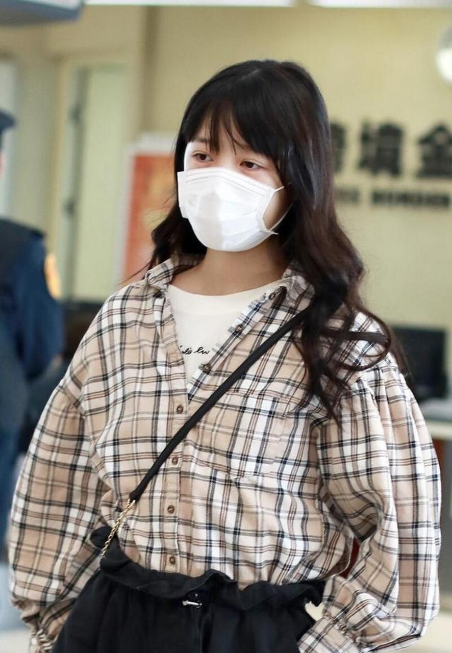 徐娇格子衬衣搭休闲裤现身机场,朴素大方气质好