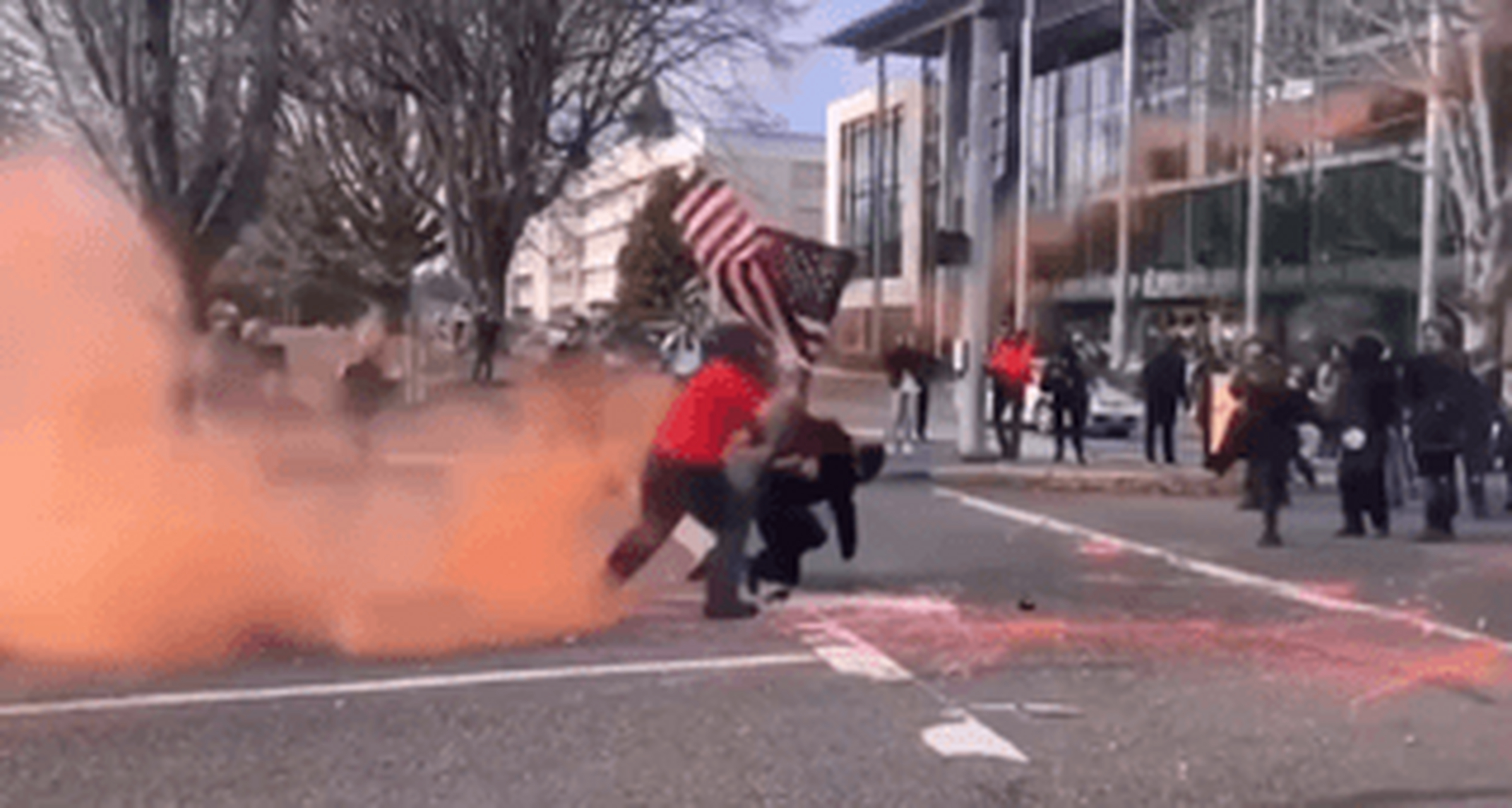 美国白人至上组织与黑人黑命贵运动街头群殴,黑命贵运动看起来,就是有