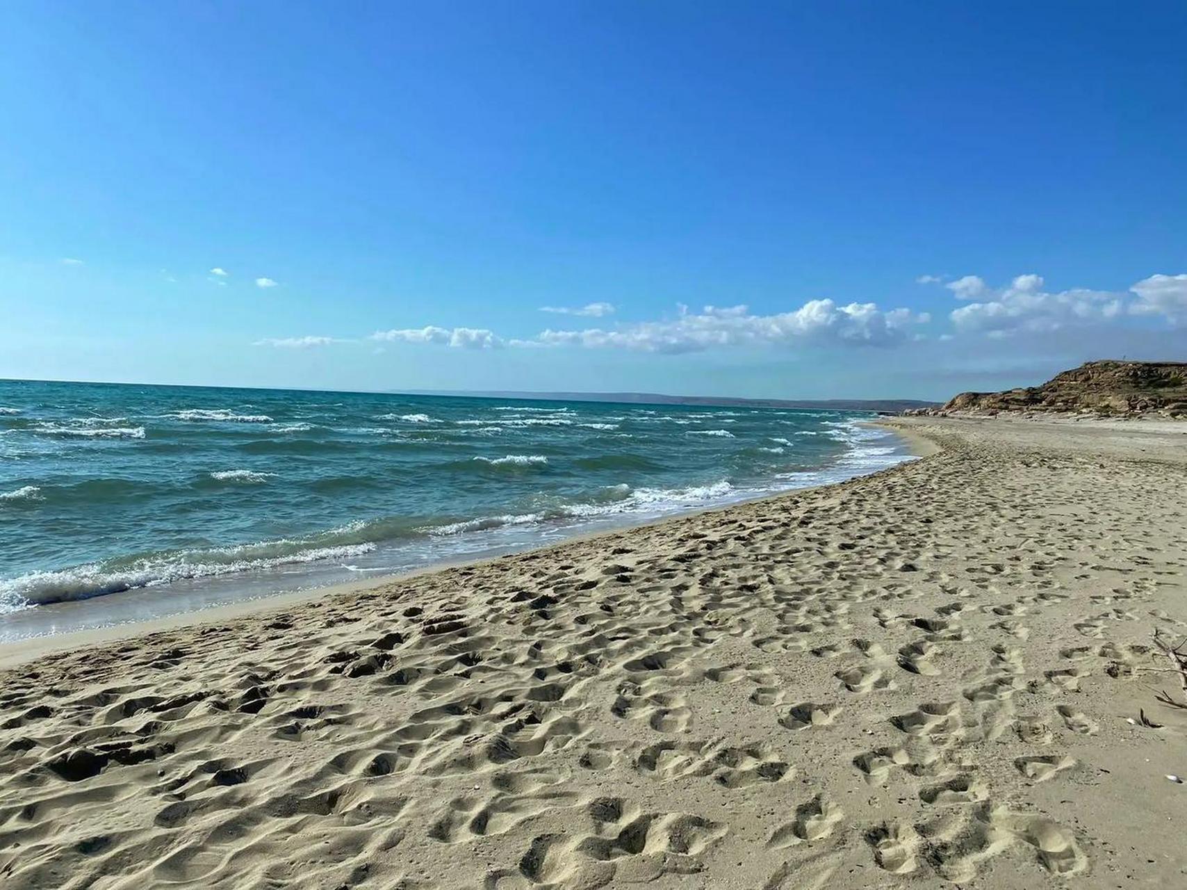俄罗斯阿克套市～里海蓝色港湾～沙漠中的老公和他的工作团队翱翔在