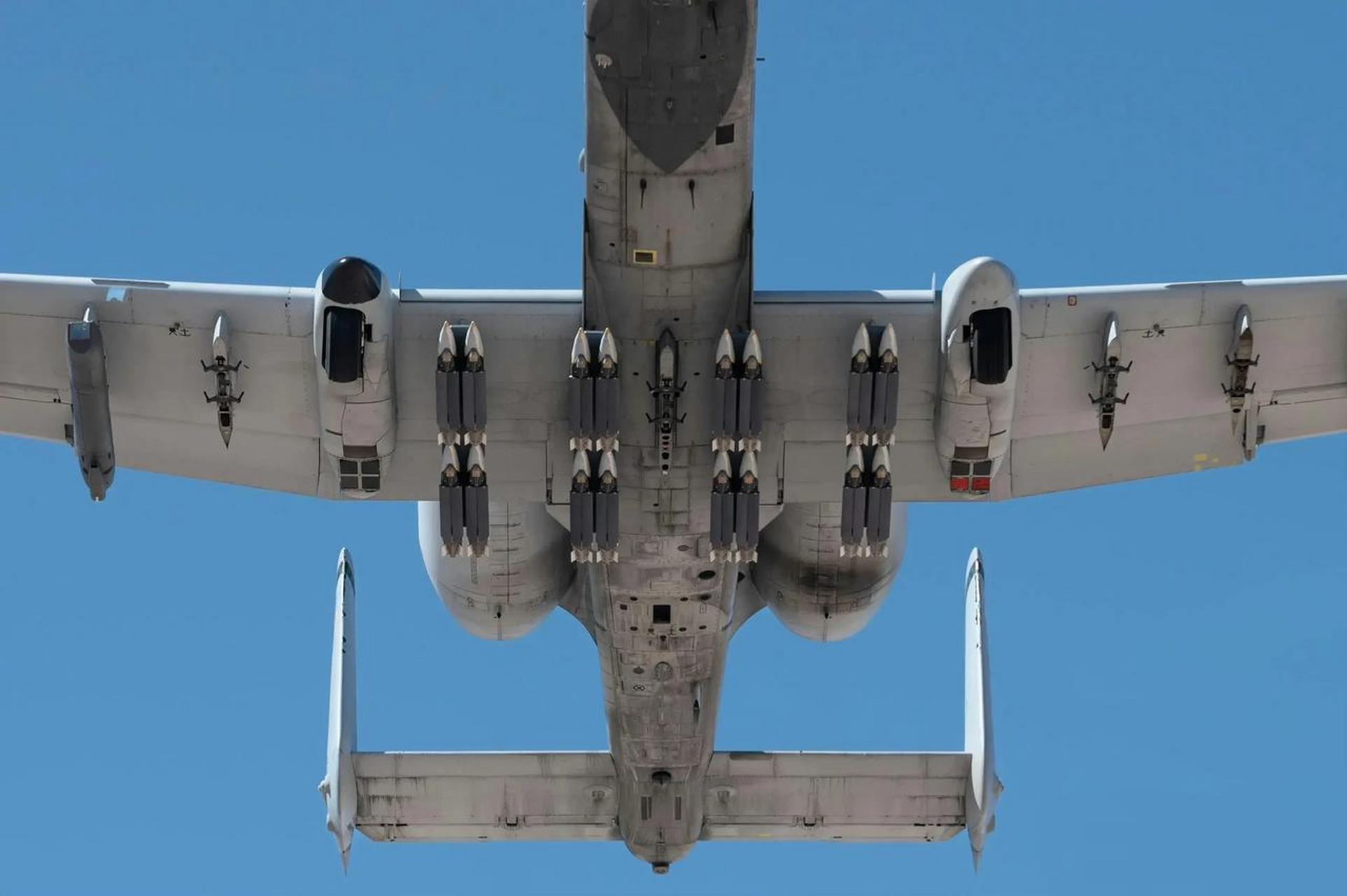 炸弹大卡车和小卡车,a10攻击机和tb001无人攻击机.