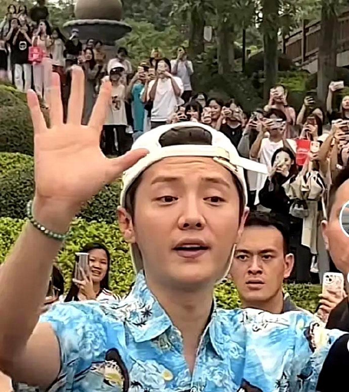 鹿晗的抬头纹又长又深,这给我们提了个醒:不要反戴帽子,也不要把带子