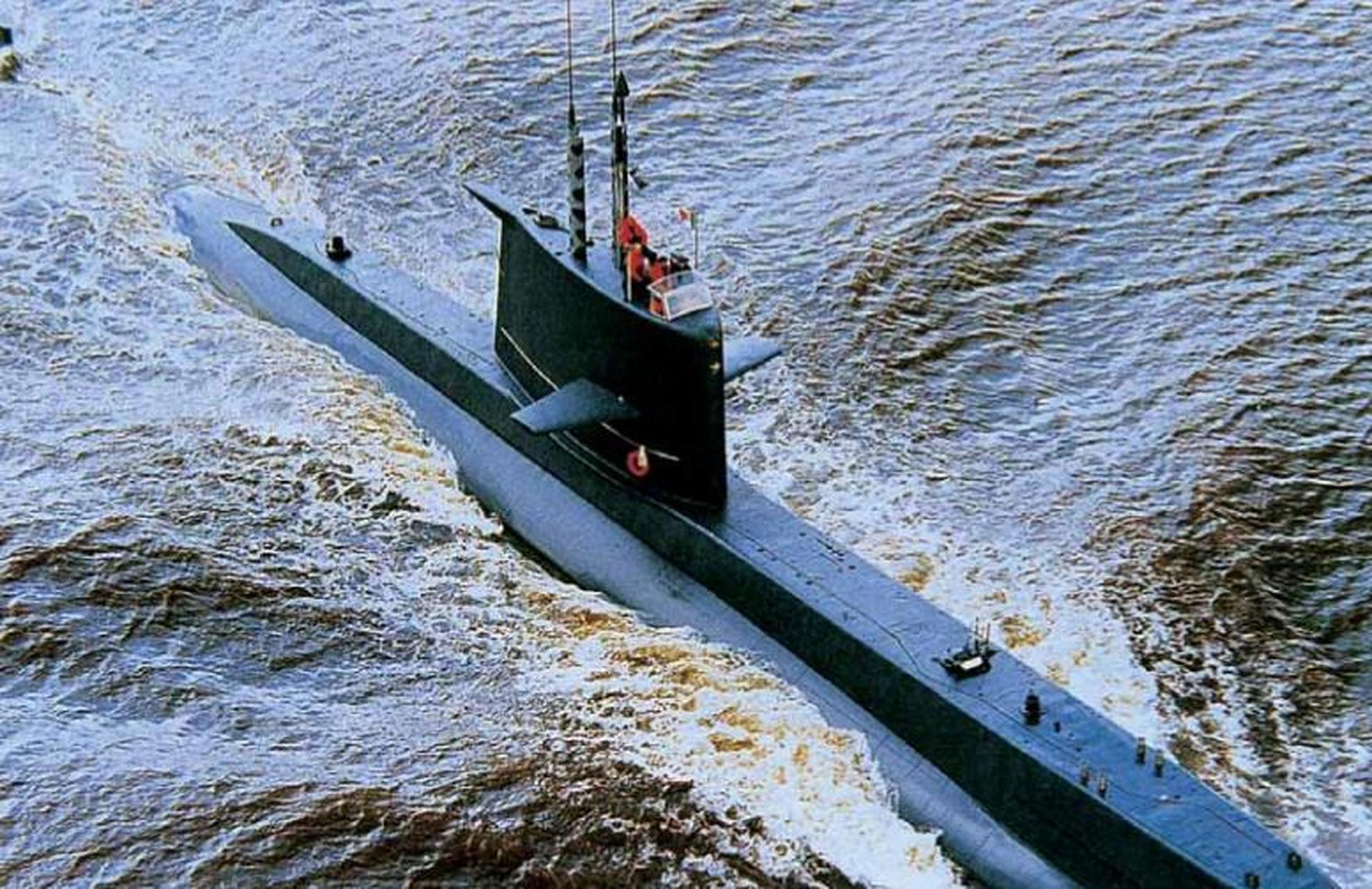 意大利萨乌罗级常规潜艇,水面排水量1456吨,水下排水量1631吨,长63.