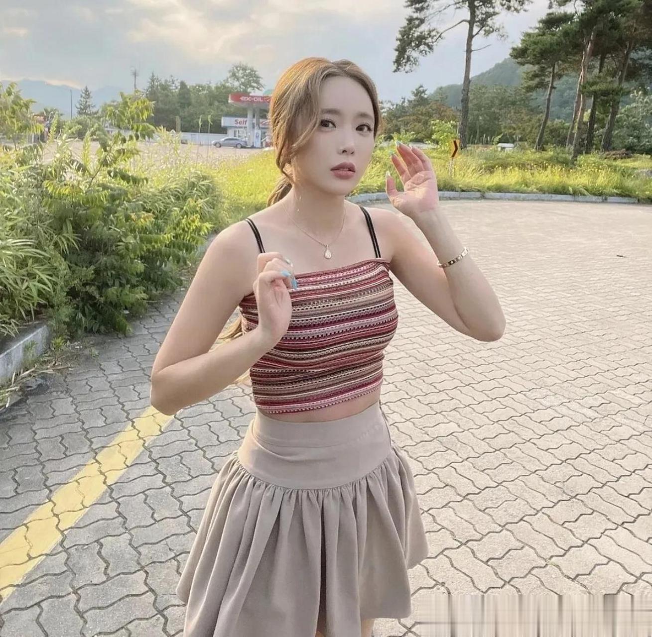 公开的照片中,洪真英在炎炎夏日来到郊外散步,享受一片绿意与微风的