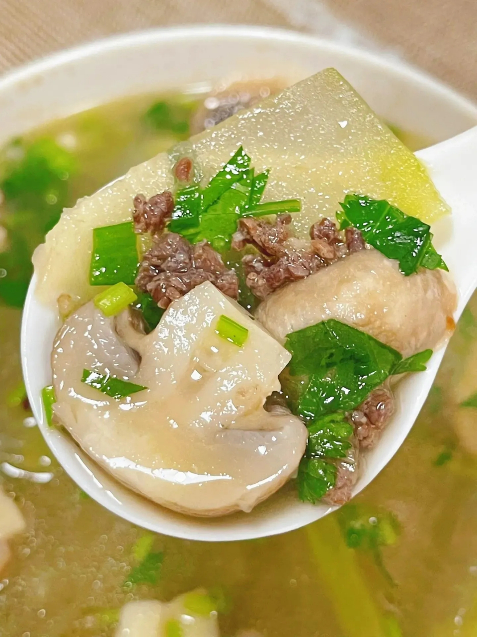 冬瓜牛肉菌菇汤味美鲜甜清爽低脂  好喝到没朋友了  食材:冬瓜,牛肉