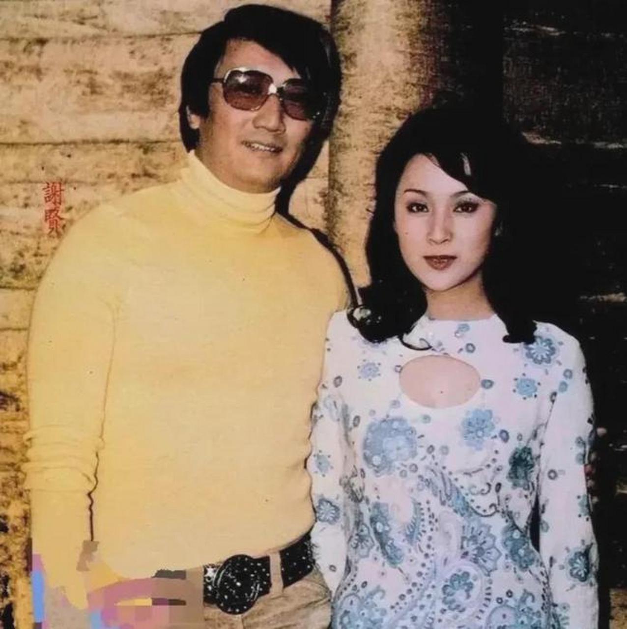 这张照片摄于1974年,是中国香港影视演员谢贤和妻子甄珍的合影