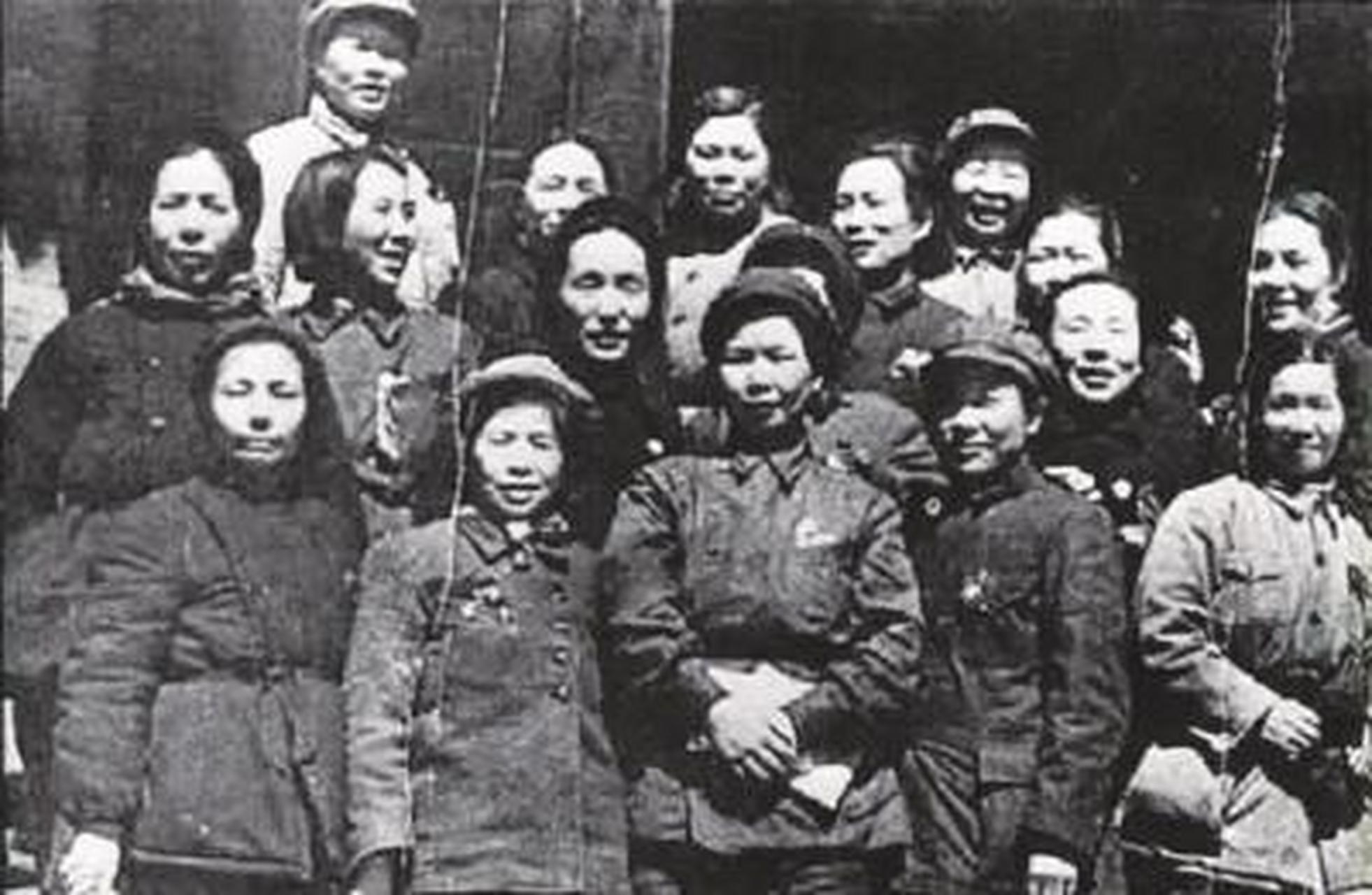 1937年,红军西征,由于估计不足,许多红军战士被俘.