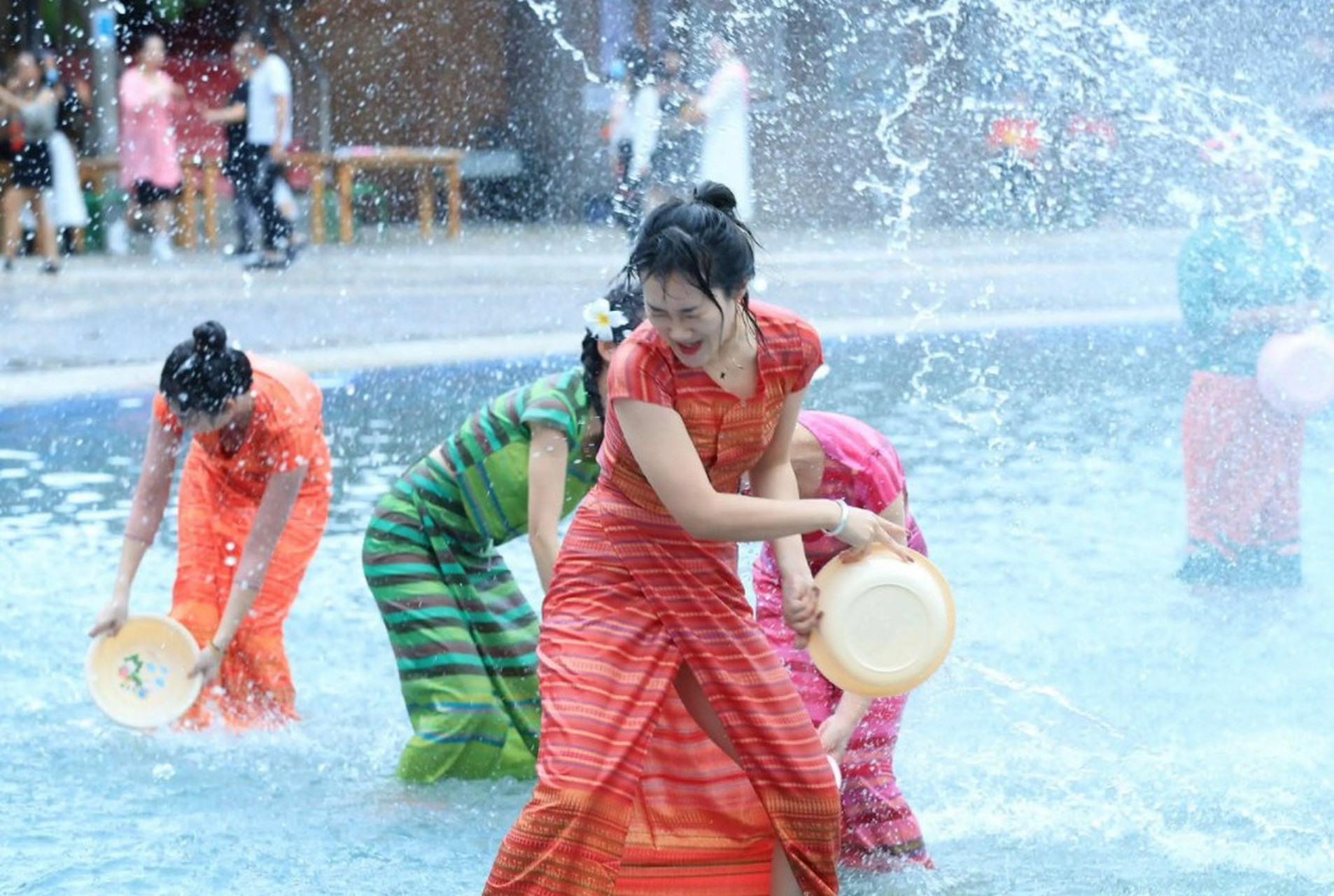 瑞丽泼水节可连休4天,汉族咋没好玩的节日?