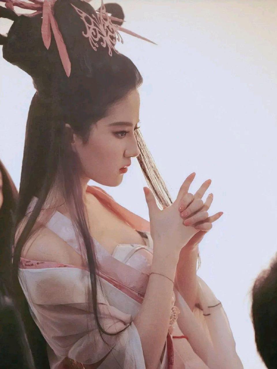 第一次看到刘亦菲这组为倩女幽魂手游拍摄大片时的后台花絮照,一袭
