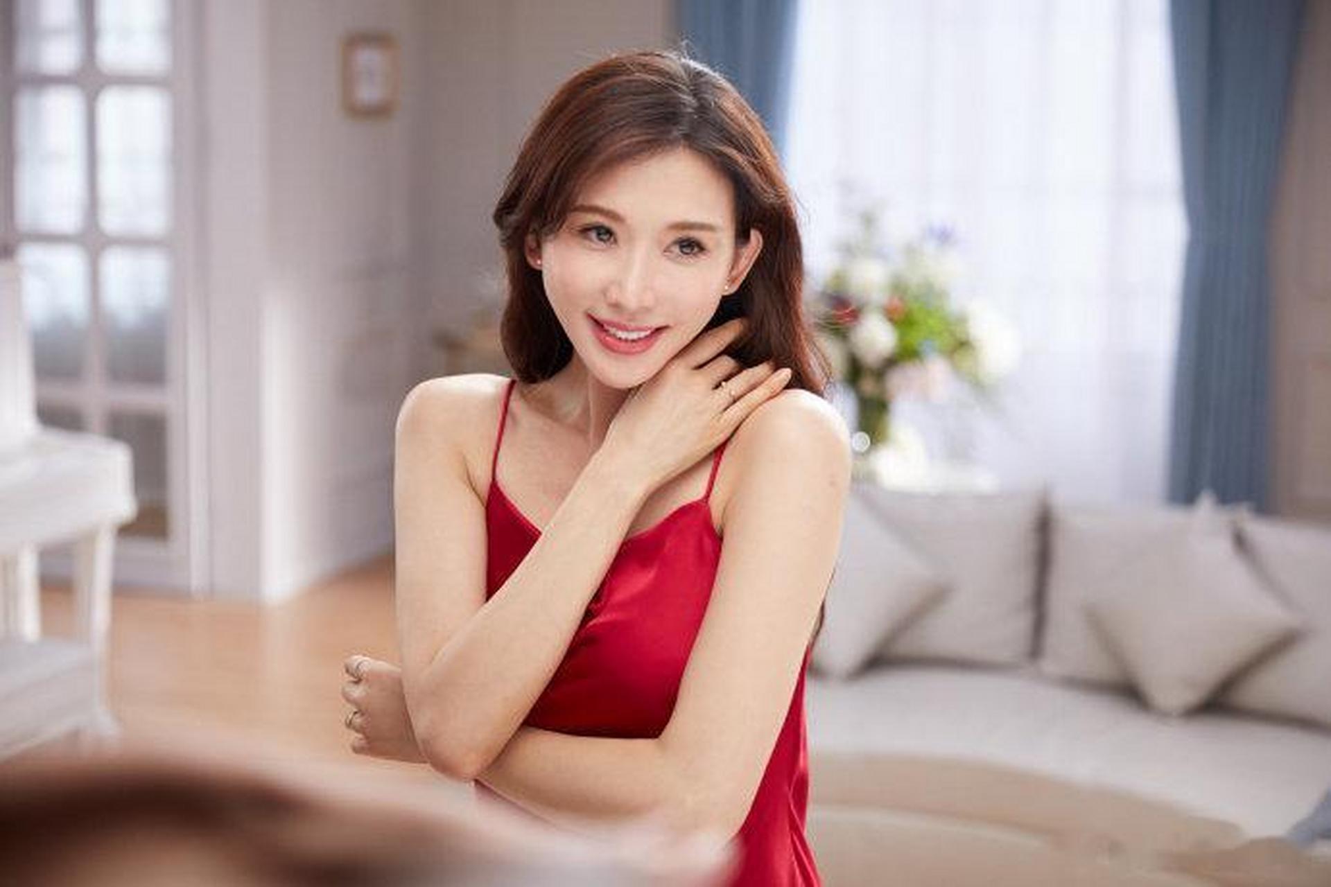 林志玲红色吊带裙 只看图怎么也想不到志玲姐姐也快半百了#林志玲状态