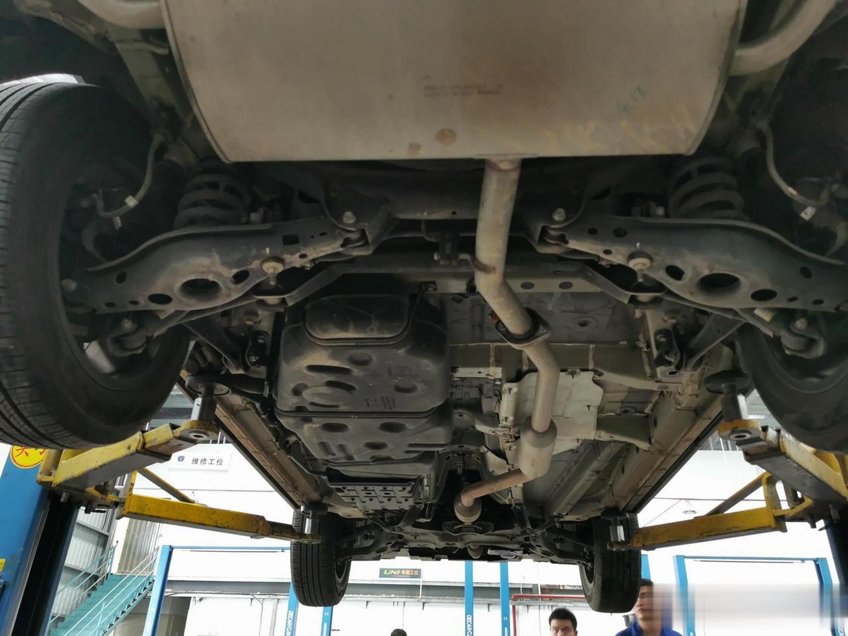 不是很懂车,保养时拍的cs75plus底盘,来个师傅点评一下,这底盘算什么