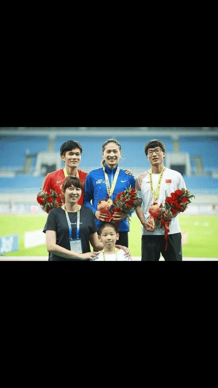 gif创作人# 中国田径队, 廖孟雪和童曾欢因为长相比较像男性, 而被