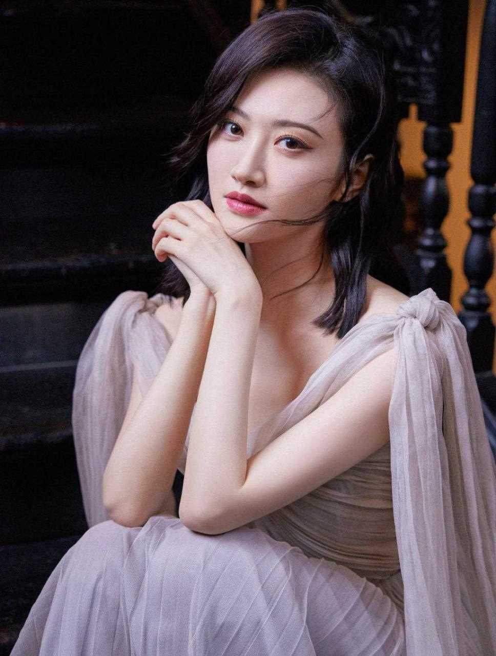 景甜还是更适合"司藤眉"  又被景甜惊艳了,穿薄纱礼服配"司藤眉"太提