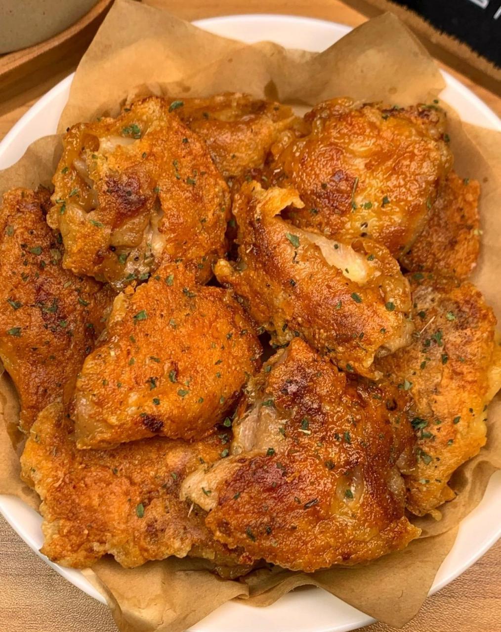 芝士脆皮鸡! 食材: 鸡腿3个 芝士碎欧芹碎 做法: ?