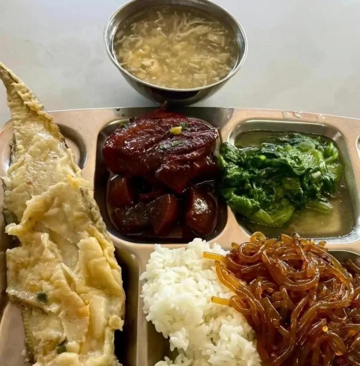 这是我们海南公务员单位食堂三块钱一份的工作餐,大家觉得怎么样?