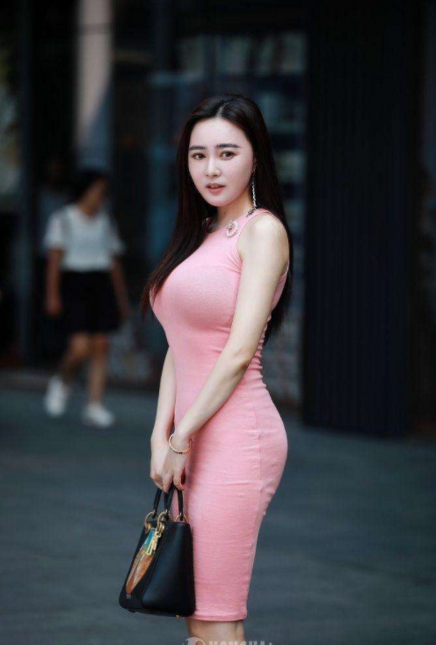 路人街拍, 粉色紧身包臀裙, 展示丰满好身材, 真是让人羡慕!