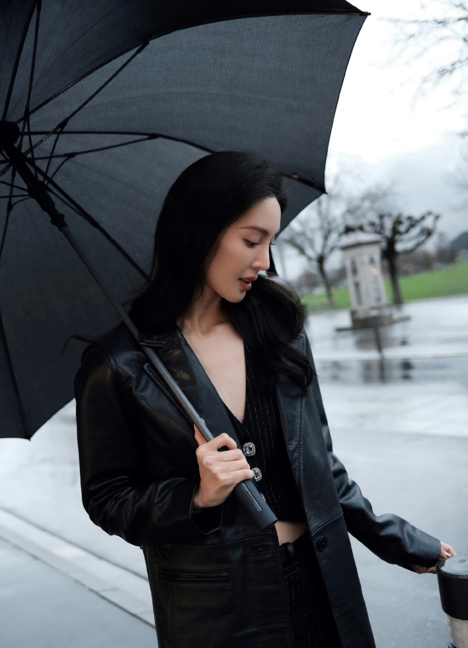 金晨黑色复古风穿搭街拍!撑伞漫步雨中的瑞士街头,满满的浪漫气息!