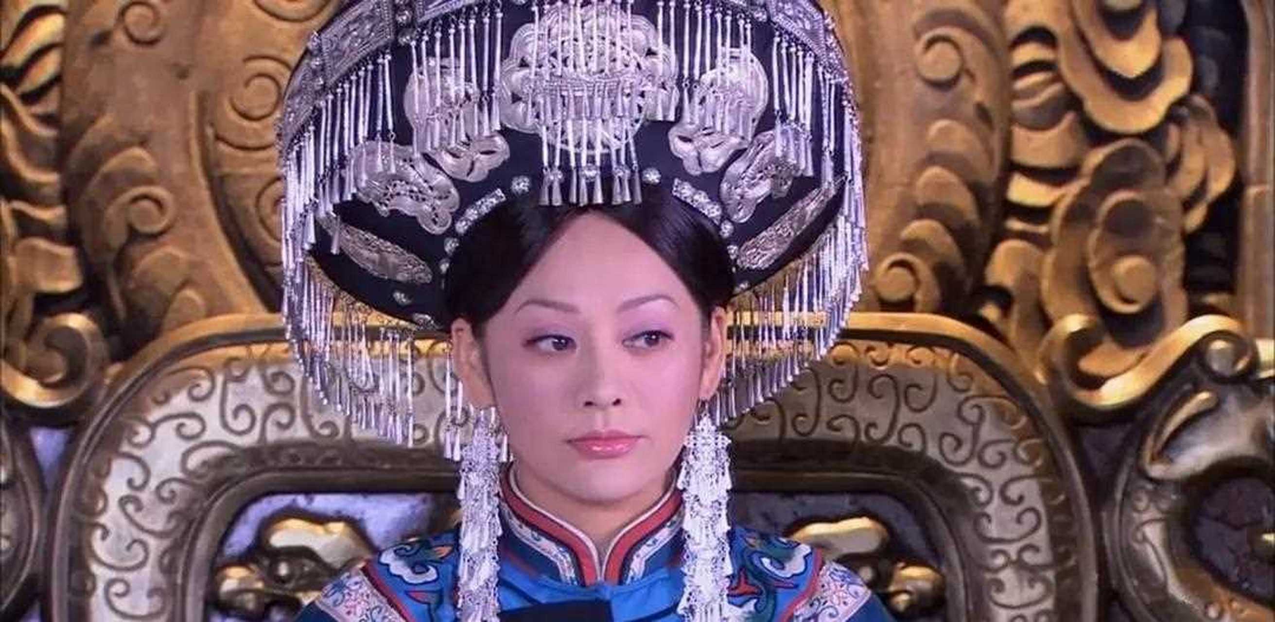 《奢香夫人》里宁静饰演角色的头饰,五颜六色,五彩缤纷,十分繁复,很