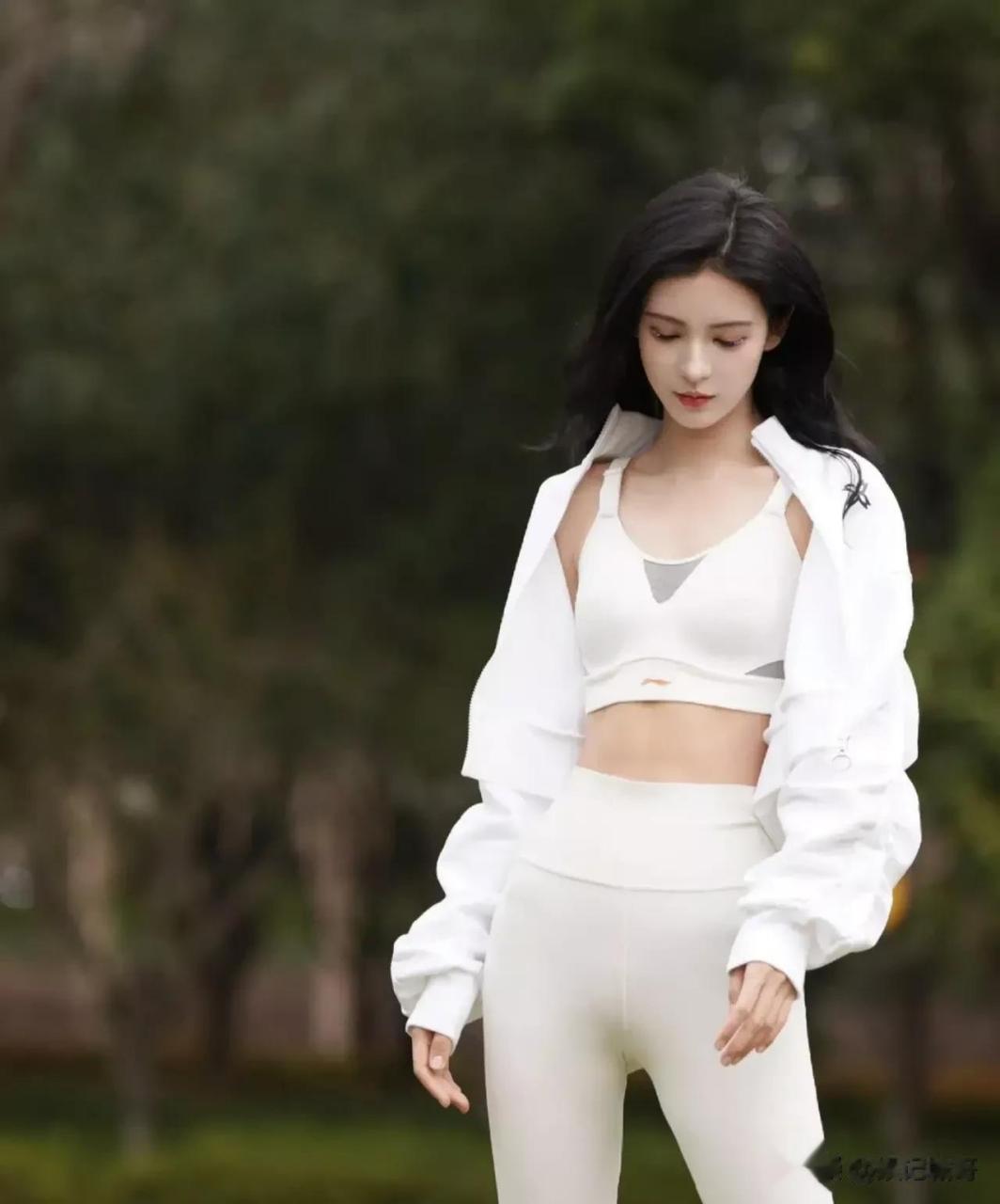 张予曦是娱乐圈最红的女星,毕竟张予曦拥有高挑性感的身材,加上高颜值