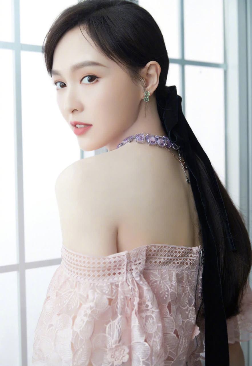 唐嫣身穿一字肩浅粉色连衣裙出席活动,扎着温柔的低马尾,沉稳可人