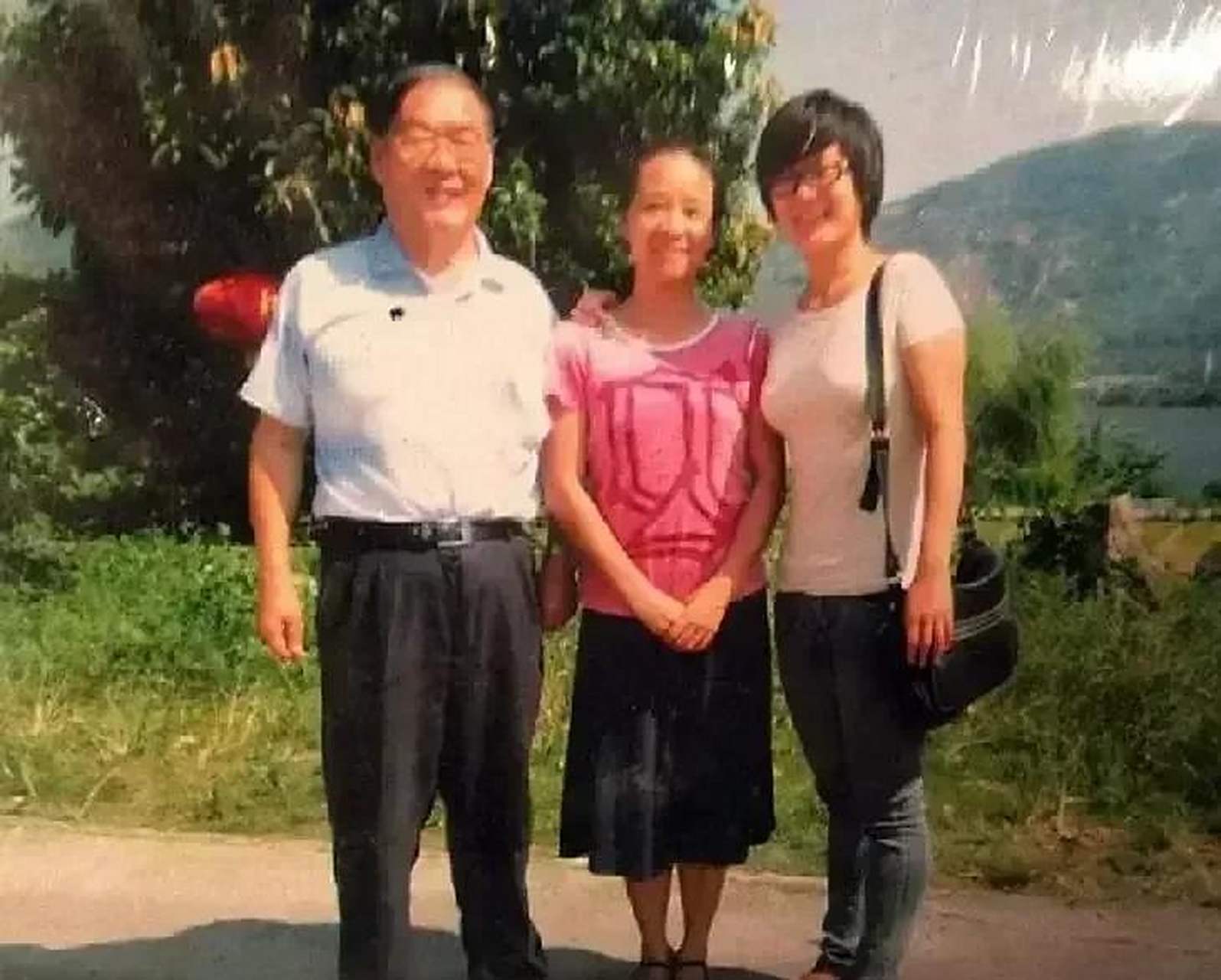 百家号星火计划# 2009年,蒯大富和夫人罗晓波,女儿蒯小穷在深圳合影