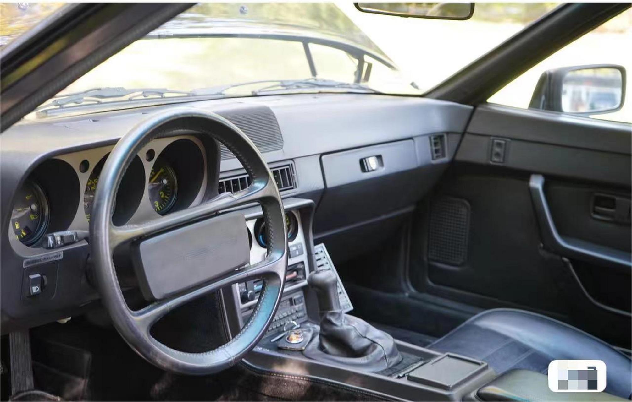 1984年保时捷944,两门轿跑,没有电子设备,主打一个结实耐用!