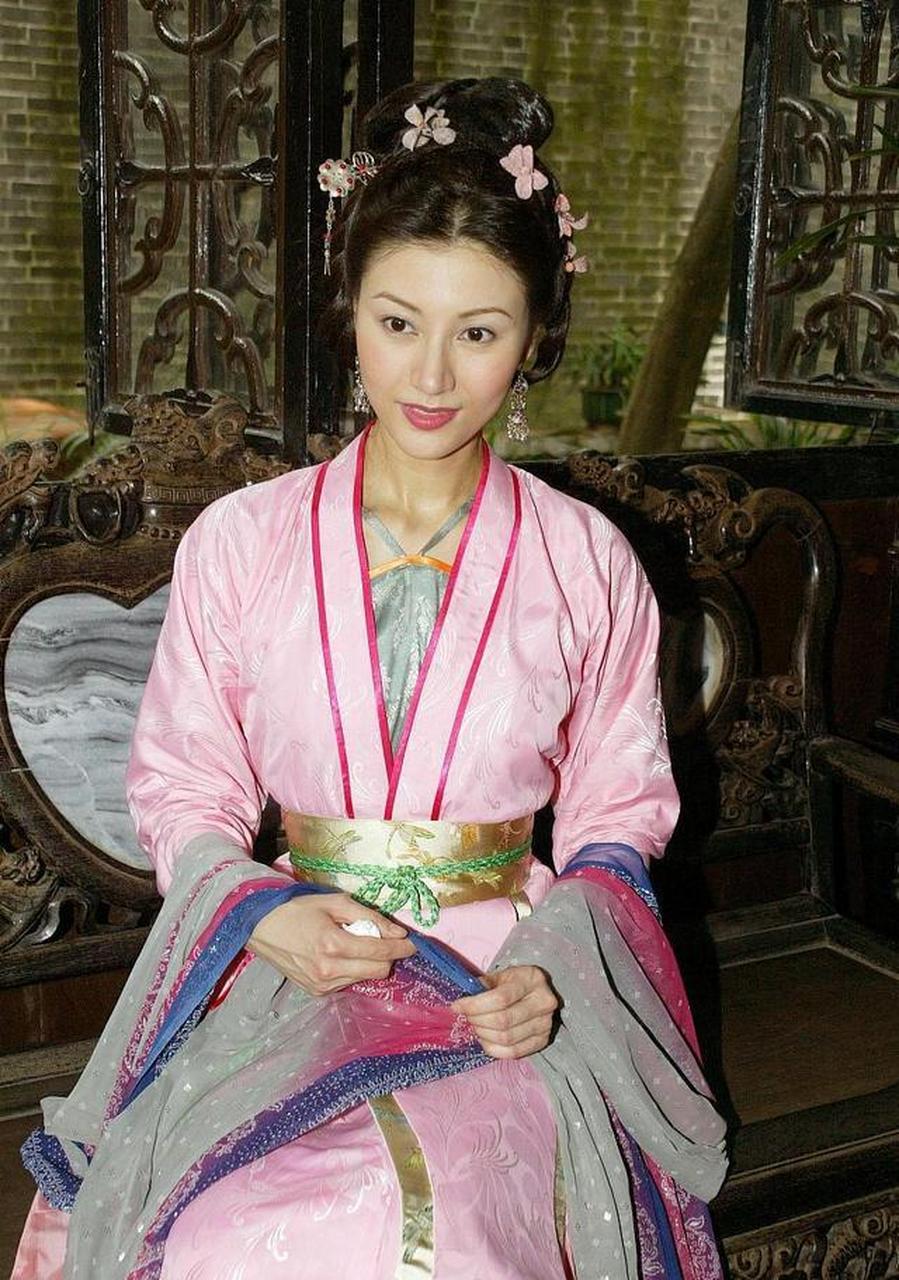 明朝,花魁杜十娘给了心上人150两银子,让他凑够300两银子来赎她.