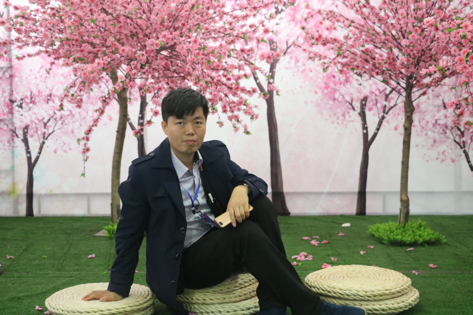 蓬门未识绮罗香, 拟托良媒益自伤. 谁爱风流高格调, 共怜时世俭梳妆.