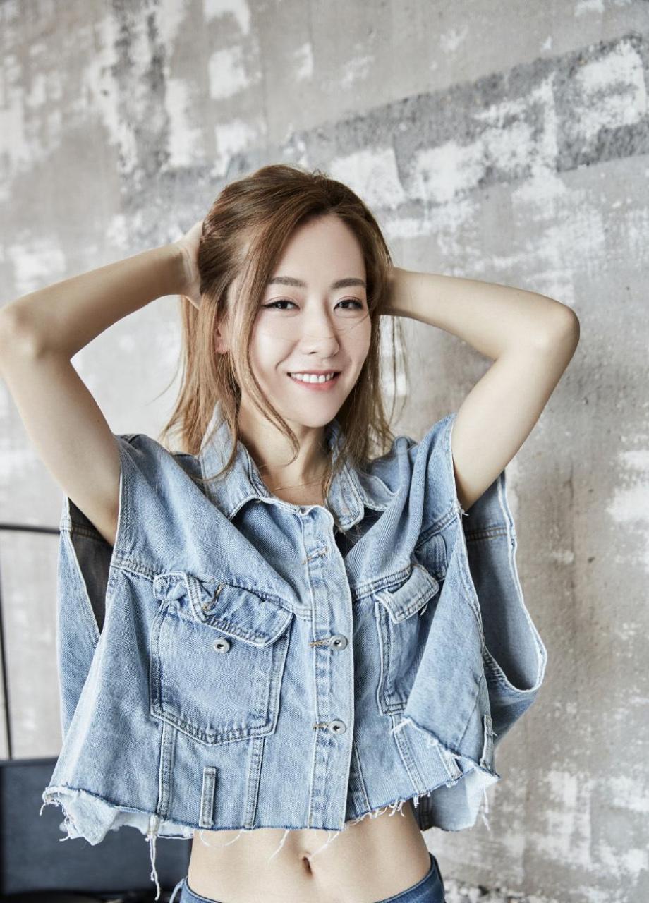 白冰性感露脐写真图片