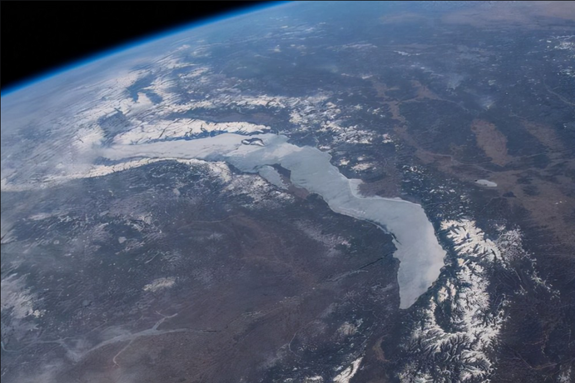 为什么说贝加尔湖是湖中怪兽? 因为实在太深太大了.