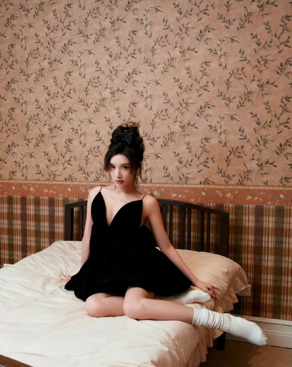 戴燕妮 ,居家写真美照,黑色吊带裙,美腿小白袜,尽是纯美而浪漫的少女