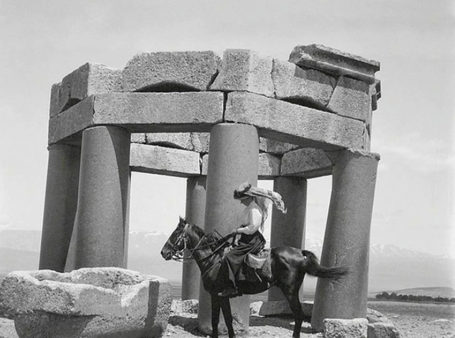 1900年,沙漠中的女探险家格特鲁德·贝尔,她毕业于牛津大学,有沙漠