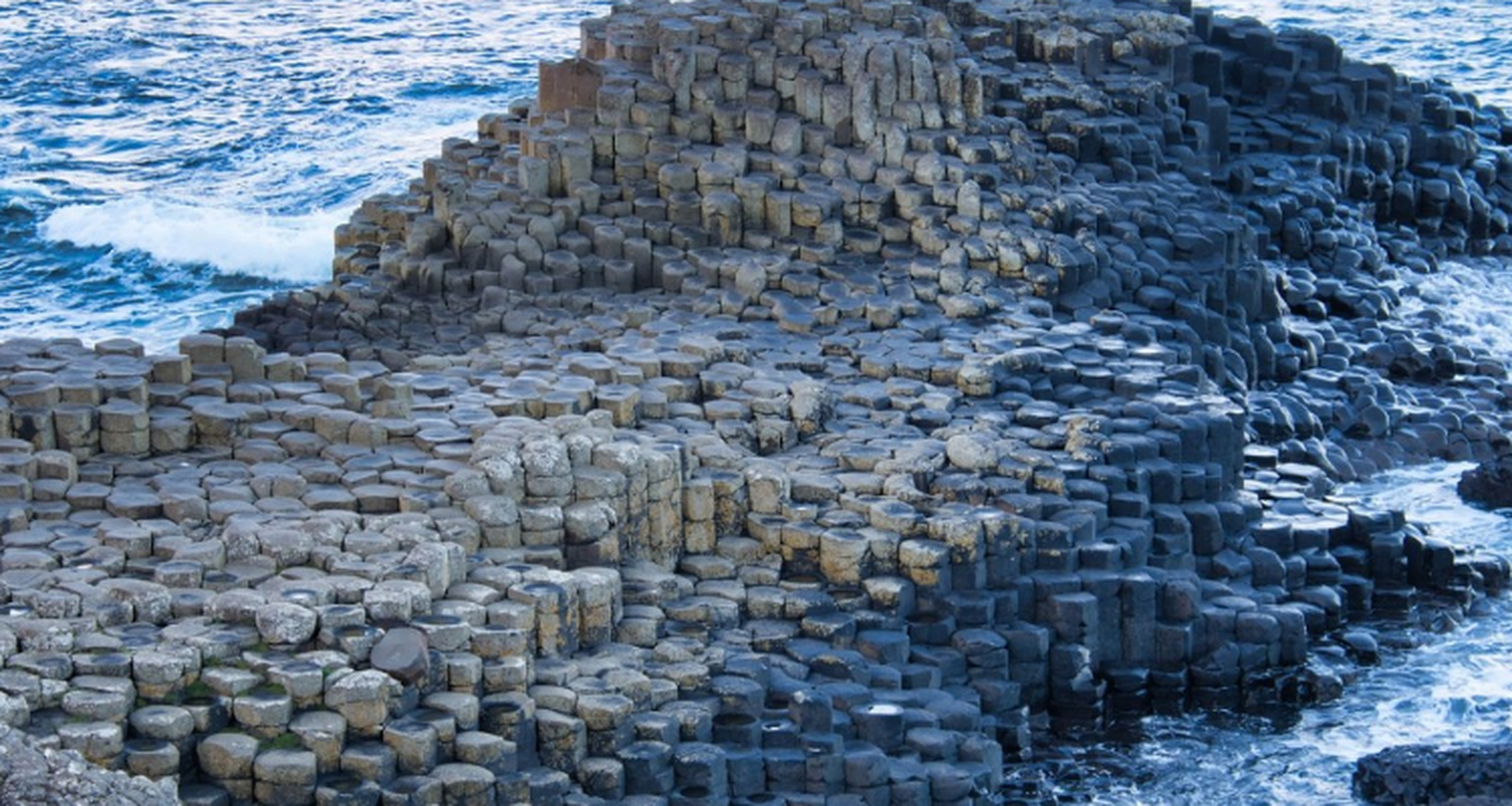 世界奇观 巨人堤道——北爱尔兰 由总计约4万根六角形石柱组成8公里的