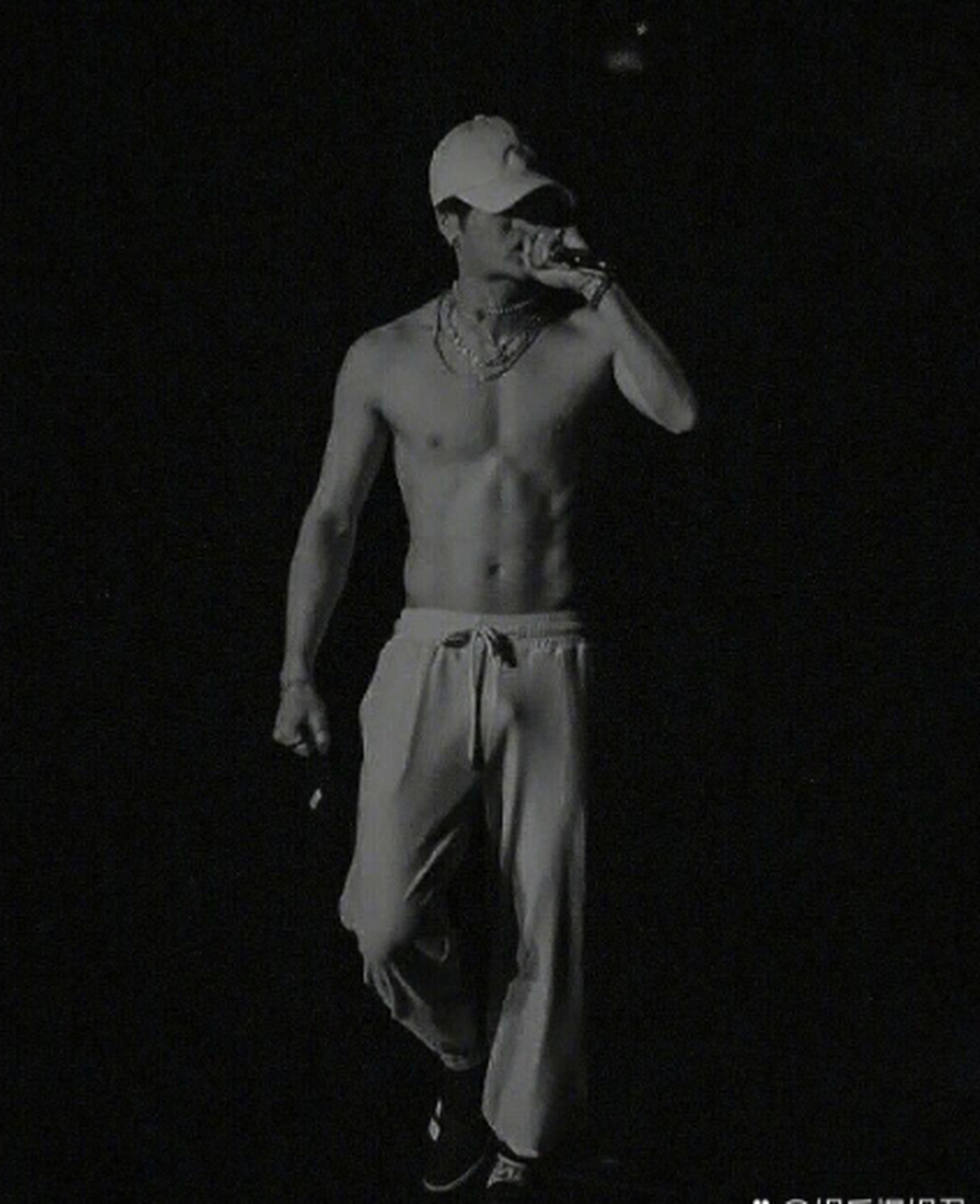 王嘉尔从胖子变成了肌肉男