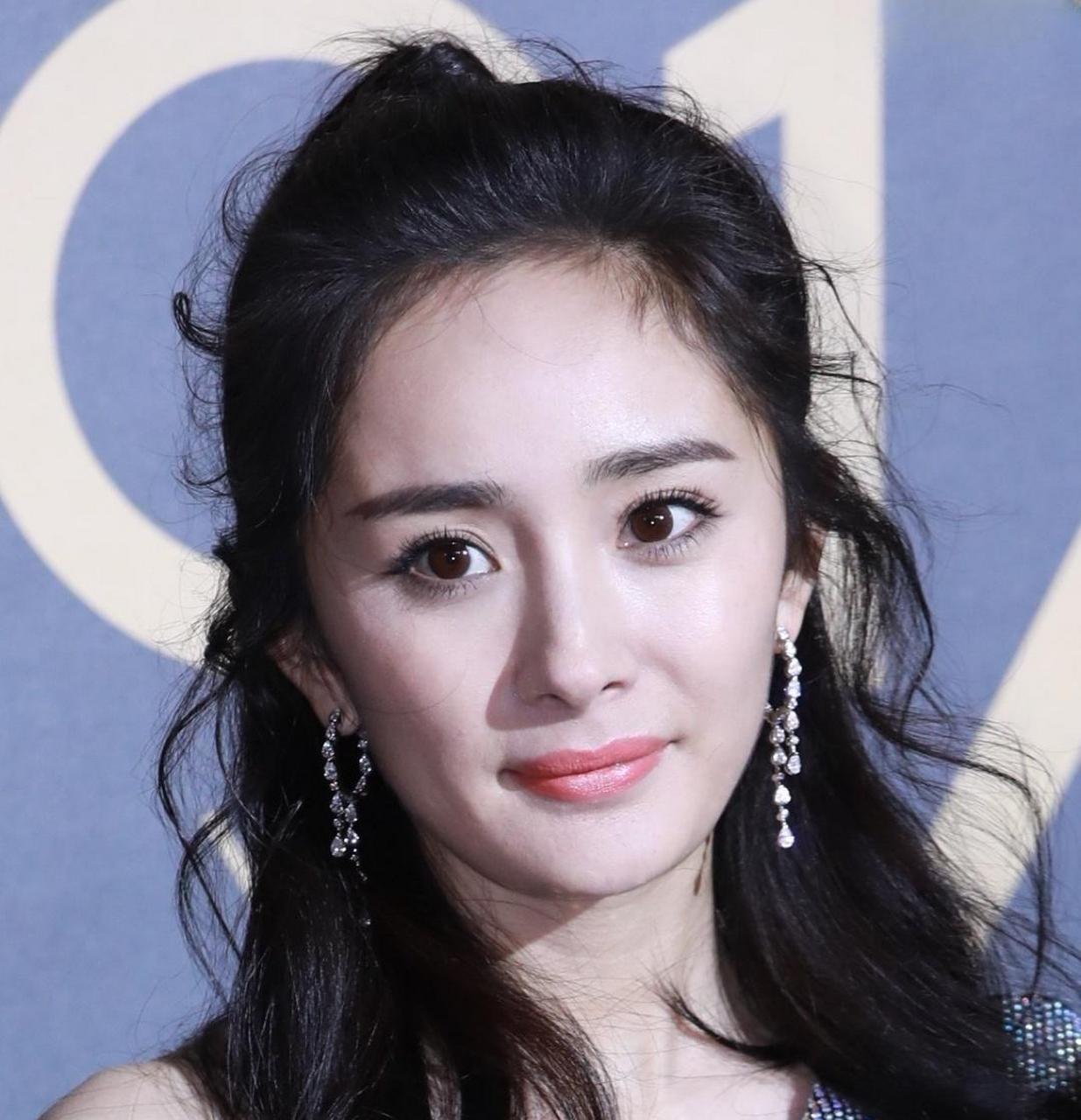 杨幂怼脸美照合集 #中国版chatgpt来了# #娱乐