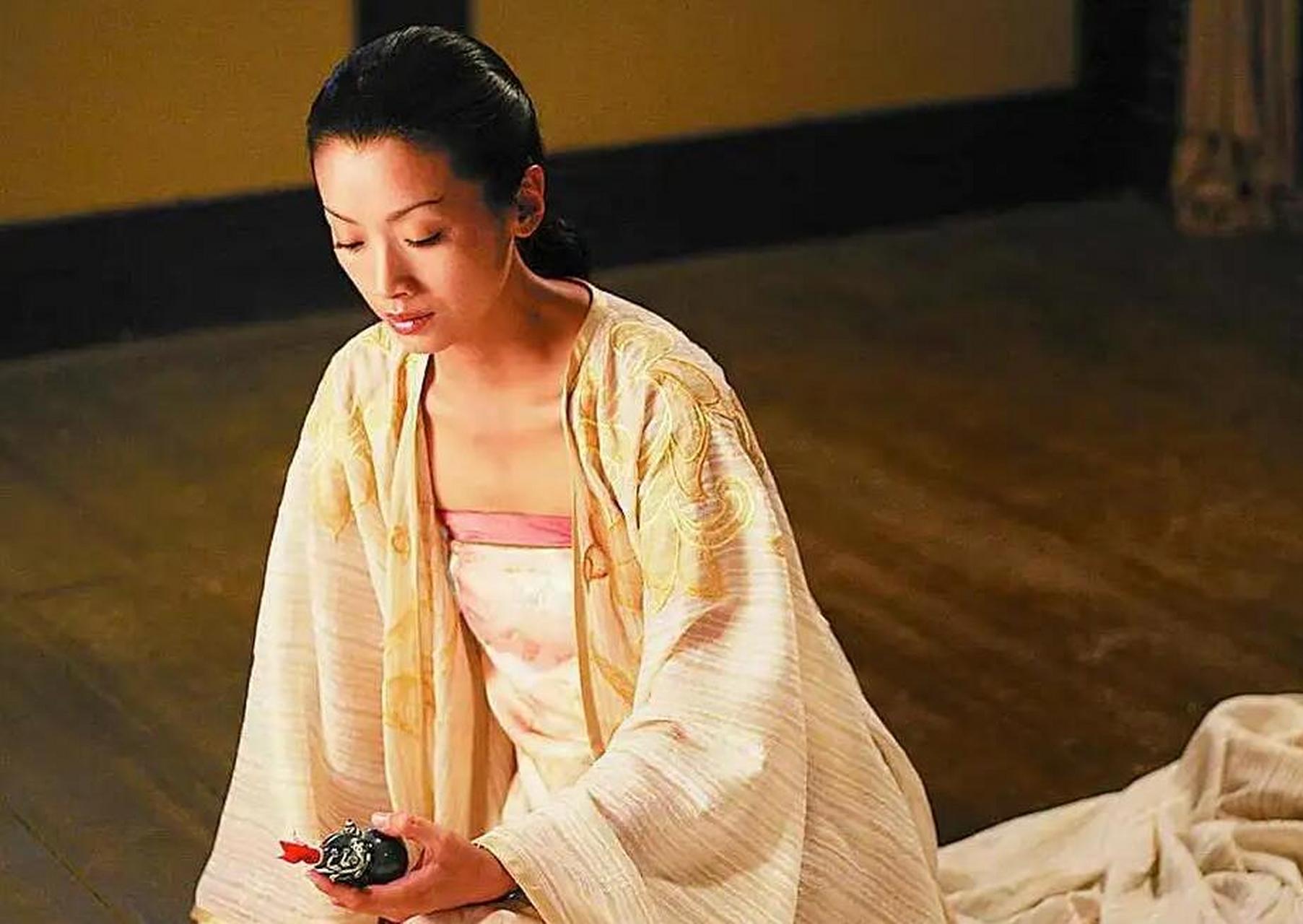 有一天,北魏太武皇帝拓跋焘看着他宠爱的妃子冯昭仪,试探地说:"我下令