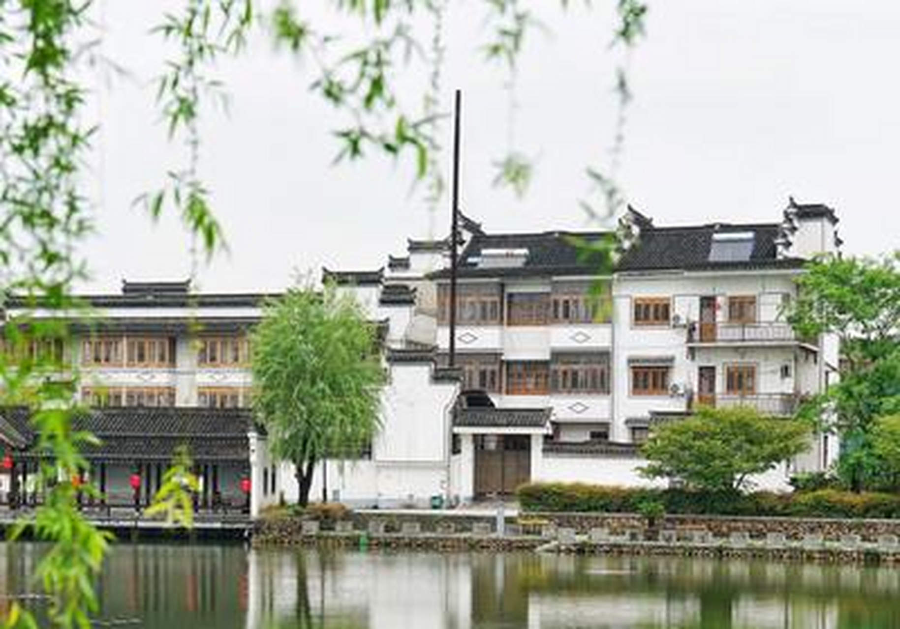 桐庐有个深澳古村,[稻草人] 这里环境清幽,人文丰厚, 十分适合拍摄