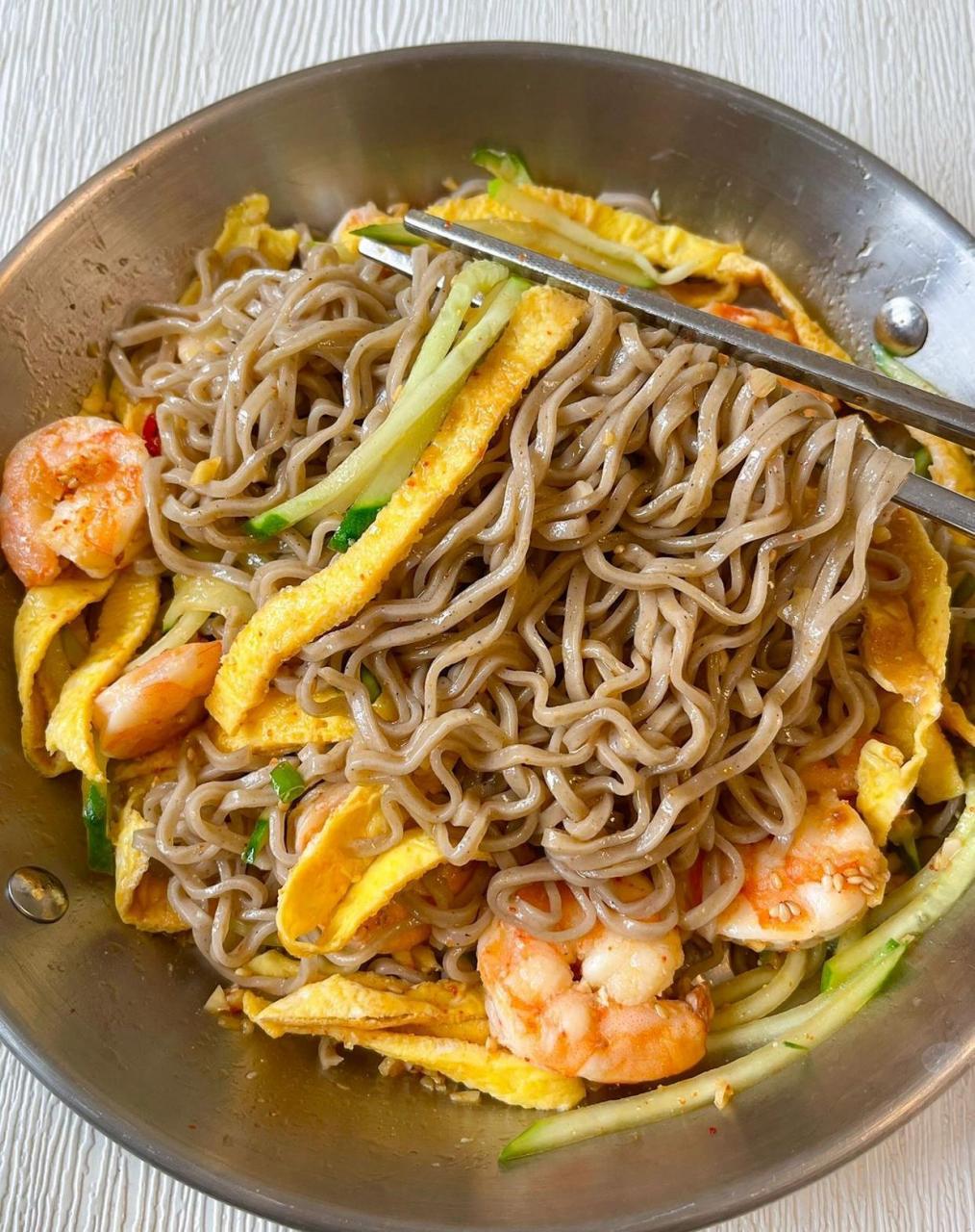 清爽凉拌虾仁荞麦面!|||姐妹们夏天的口味里酸辣是我的爱!