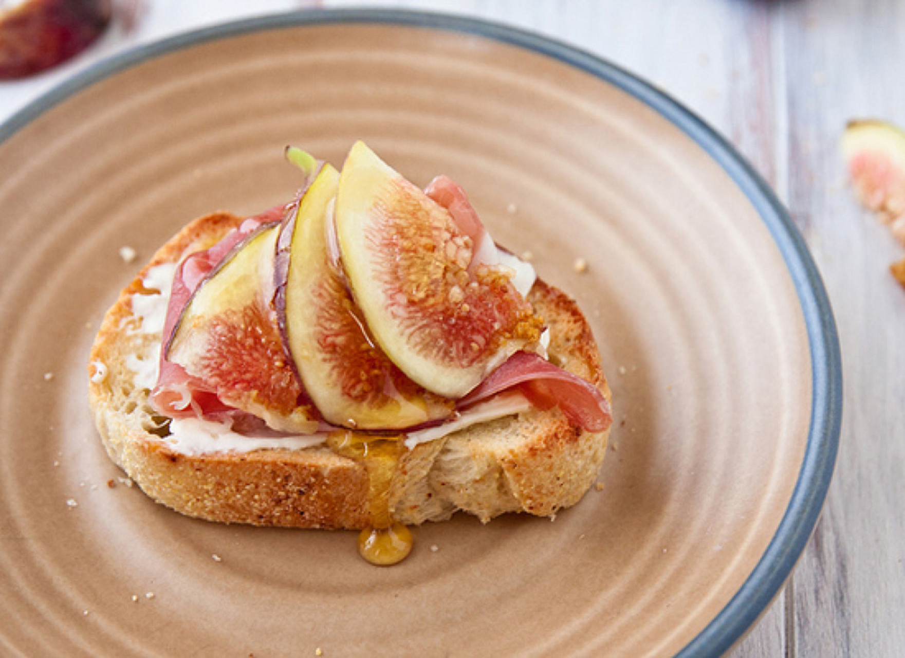 食谱:香烤面包配鲜无花果,熏火腿及羊奶芝士(crostini with figs