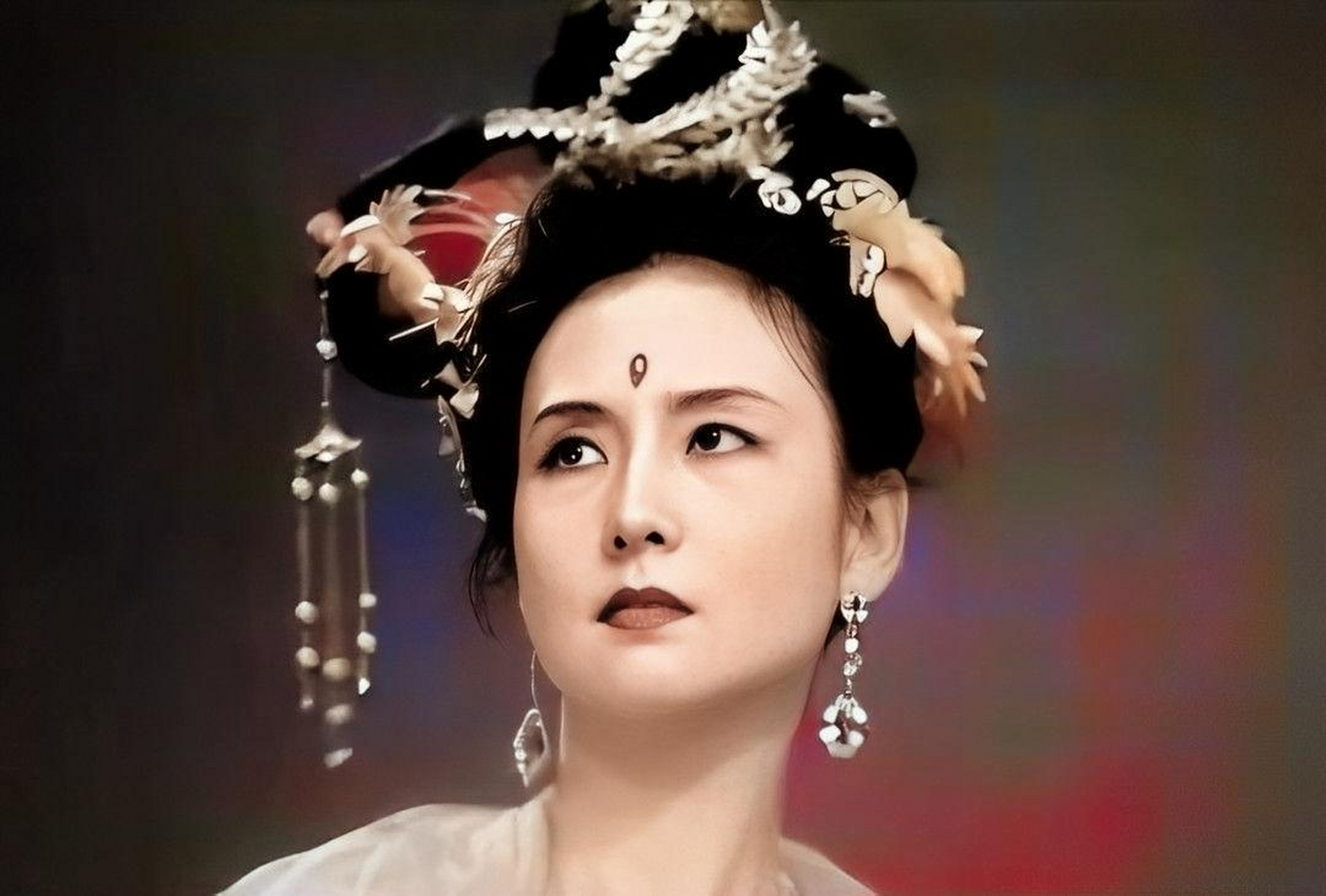 她是邱佩宁,非常精致,有一张巴掌大的椭圆形脸和水