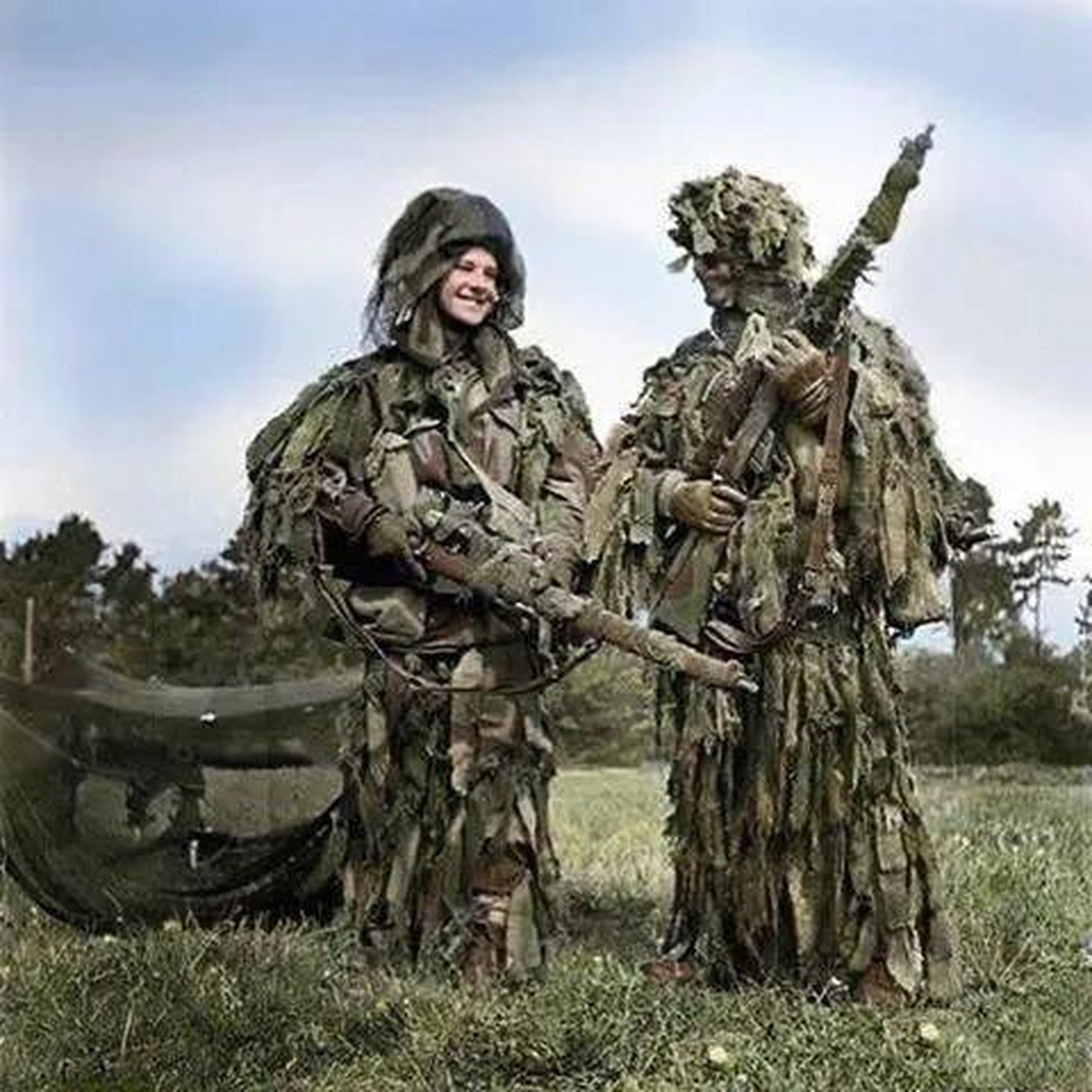 这是二战时身穿吉利服的两名加拿大士兵,远看像是浑身绑满树枝,野外