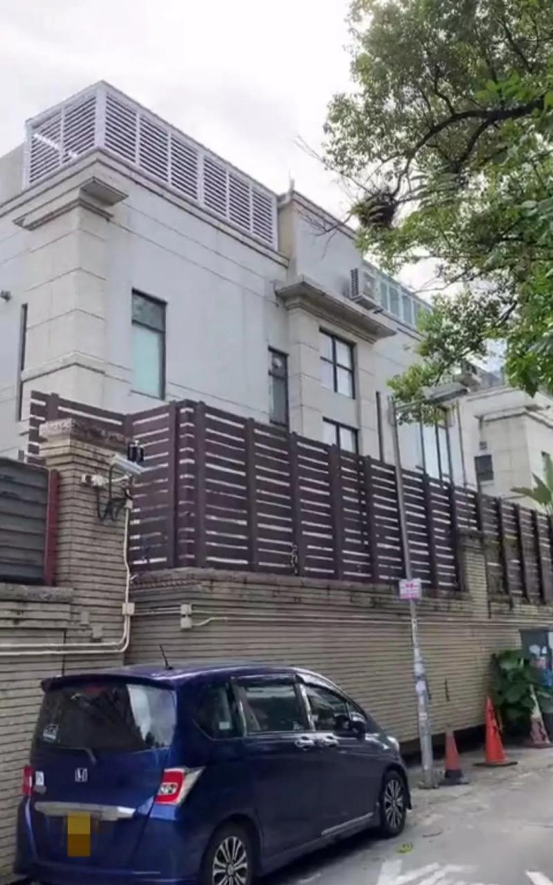 黎明好低调啊,座驾居然是一辆蓝色的面包车,外观看着像大众高尔夫,20