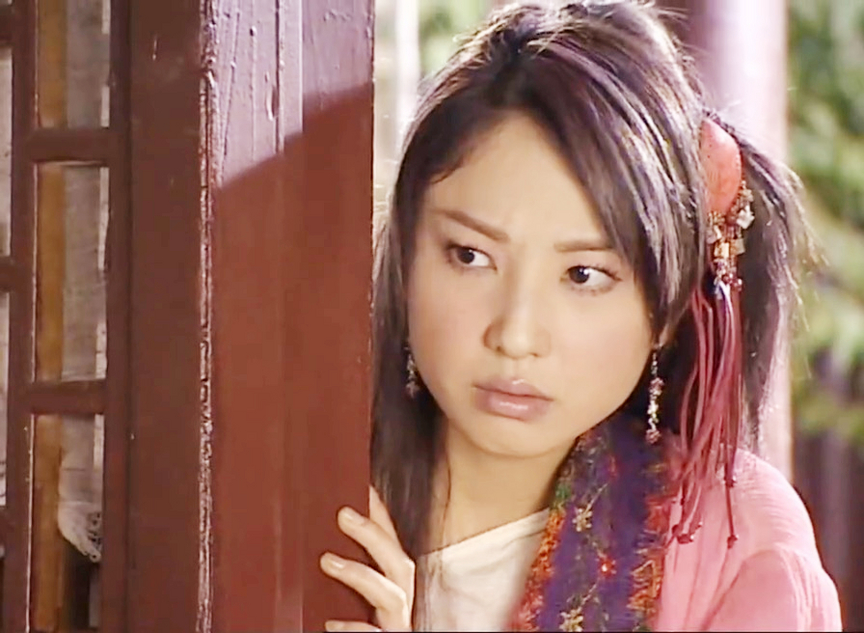 2005年,《小鱼儿与花无缺》开播,郑希怡饰演江别鹤长女江玉凤.