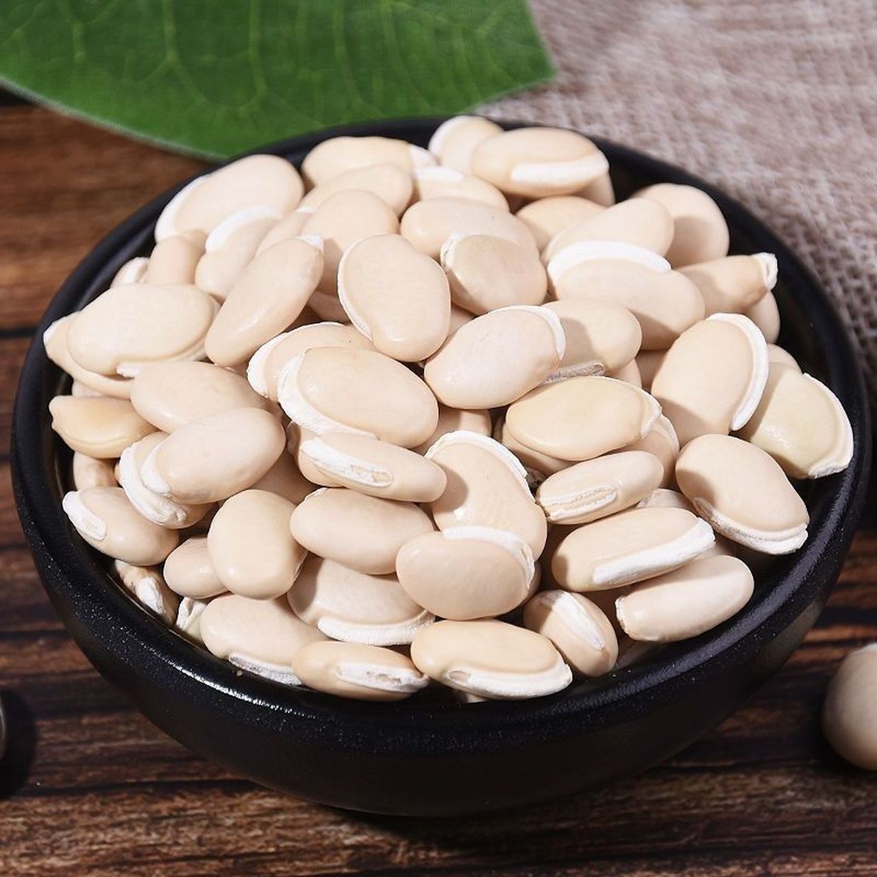 白豆 释名 饭豆,眉豆,白目豆,甘豆  气味 甘咸,平,无毒.