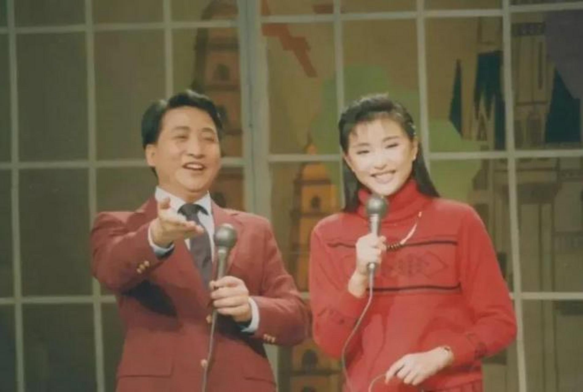 1990年,杨澜开始在中央电视台主持《正大综艺》节目,和姜昆一起工作了