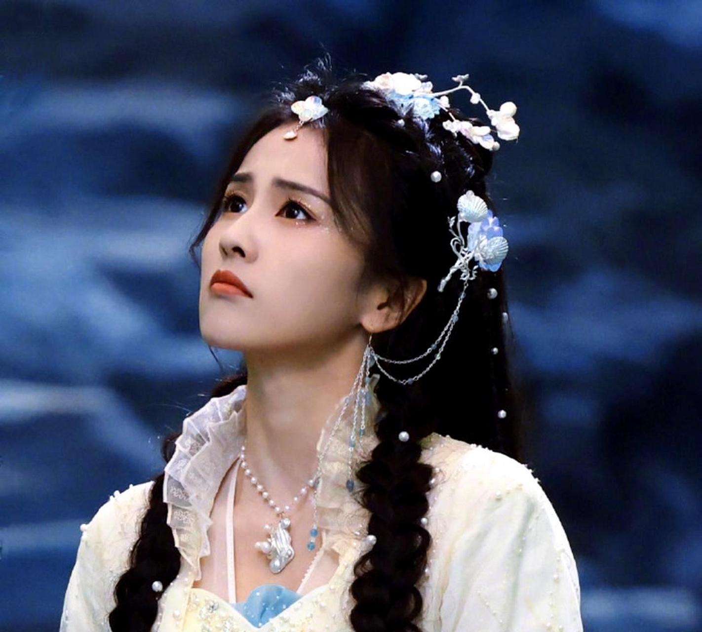 白鹿喜欢桑酒,而在《长月烬明》的平行时空中,喝桑酒会让很多人永远爱